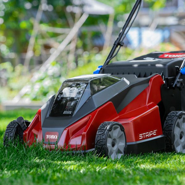 Toro 60V MAX* 21 in. Stripe™ Self-Propelled Mower - 6.0Ah Battery/Charger Included (21621)