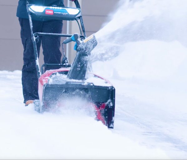 Toro 21 in. (53 cm) Power Clear® e21 60V* Snow Blower with (2) 6.0Ah Batteries and Charger (39902)
